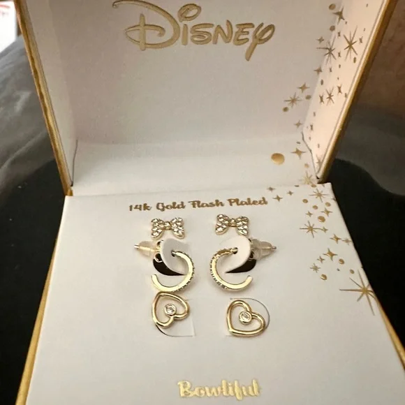 NWT Disney Cubic Zirconia Hoop and hearts, Crystal Bow Minnie Mouse Earring Set - Picture 4 of 7